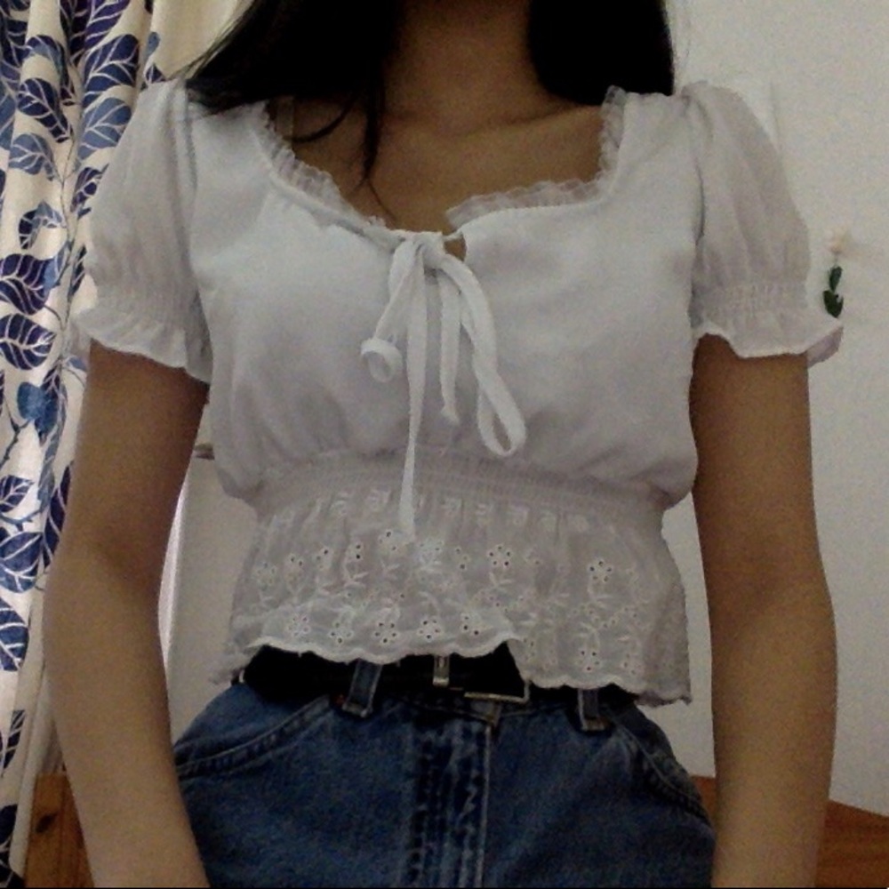 White crop top similar to daisy daisy